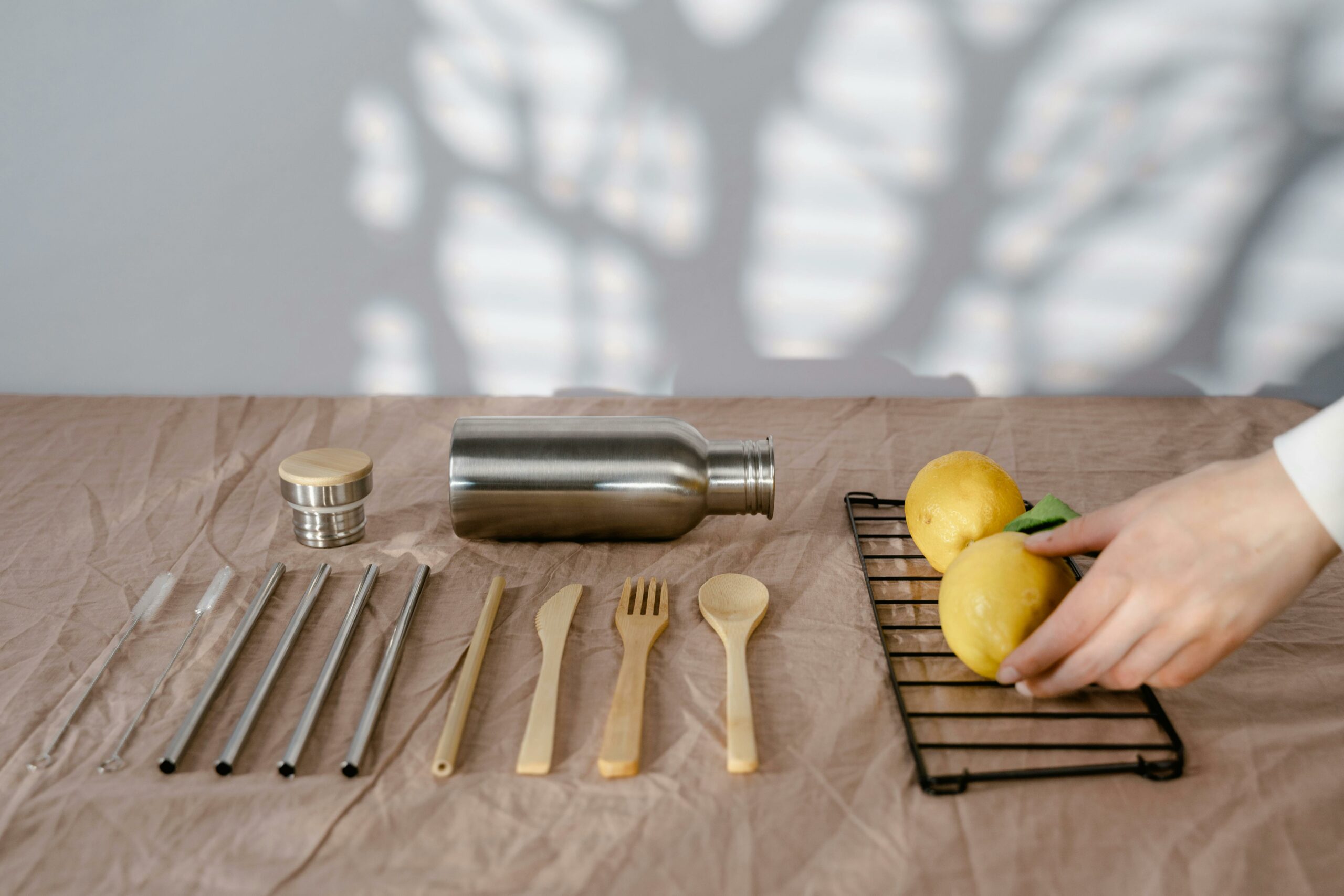 Plastic-free picnic setup with reusable containers, beeswax wraps and eco-friendly bottles